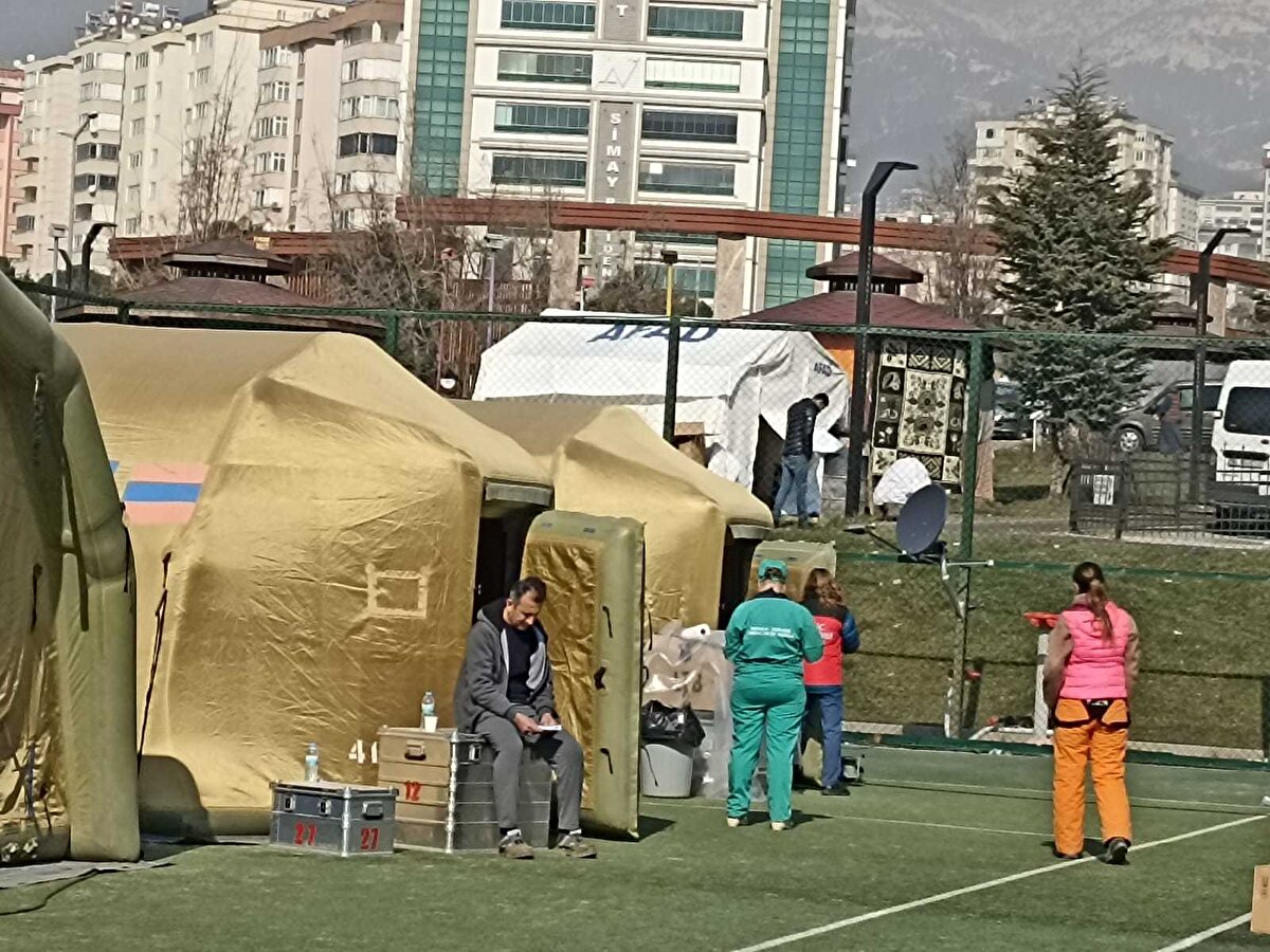 Yaraların hızla sarlmaya çalışıldığı kentte daha hızlı sağlık hizmetinin verilmesinin sağlanması amacıyla çeşitli ülkeler tarafından kentin bir çok noktasına çeşitli ülkelerden gelen doktorlar tarafından 8 sahra hastanesi kuruldu. 