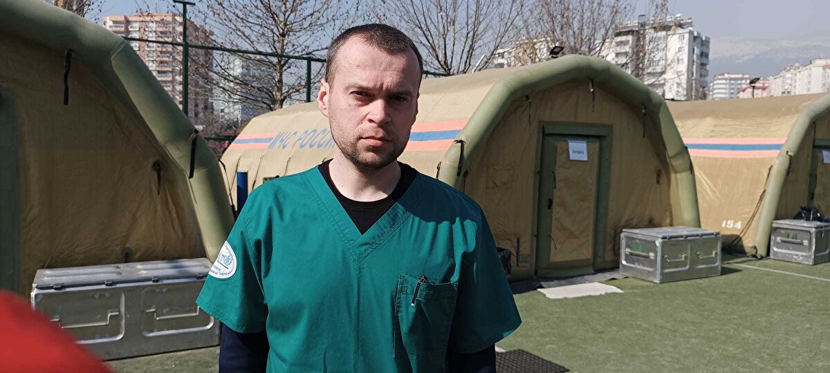 Kent merkezinde bulunan Aliya İzzetbegoviç Parkı'nın içerisine sahra hastanesi kuran Rus ekip, 13 sağlık personeli, 15 mühendisle hizmet veriyor. Yaptıkları sağlık hizmetleri ile ilgili bilgi veren sahra hastanesi sorumlu doktoru Viktor Belinckiy, olayı duyar duymaz Kahramanmaraş'a geldiklerini söyledi. 