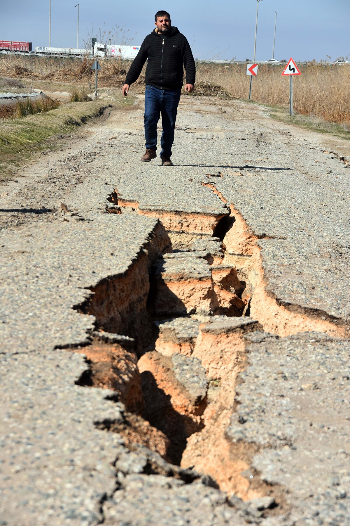 Çöçelli Mahallesi Muhtarı Murat Sımsık, depremde büyük korku yaşadıklarını söyledi. Depremin etkisiyle kendilerini ailece dışarı attıklarını ve gün ağarmasıyla köyden çıkmaya çalışınca yollardaki derin yarık ve çatlakları gördüklerini anlatan Sımsık, “Adeta kıyameti yaşadık" dedi.