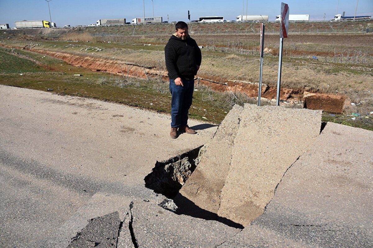 Kahramanmaraş'ın Pazarcık ilçesinde 6 Şubat Pazartesi günü saat 04.17'de 7.7 büyüklüğünde deprem meydana geldi. 10 ilin etkilendiği depremde binlerce bina yıkıldı, binlerce kişi yaşamını yitirdi. Arama kurtarma çalışmalarının sürdüğü Kahramanmaraş'ta, deprem birçok noktada yolları da tahrip etti.