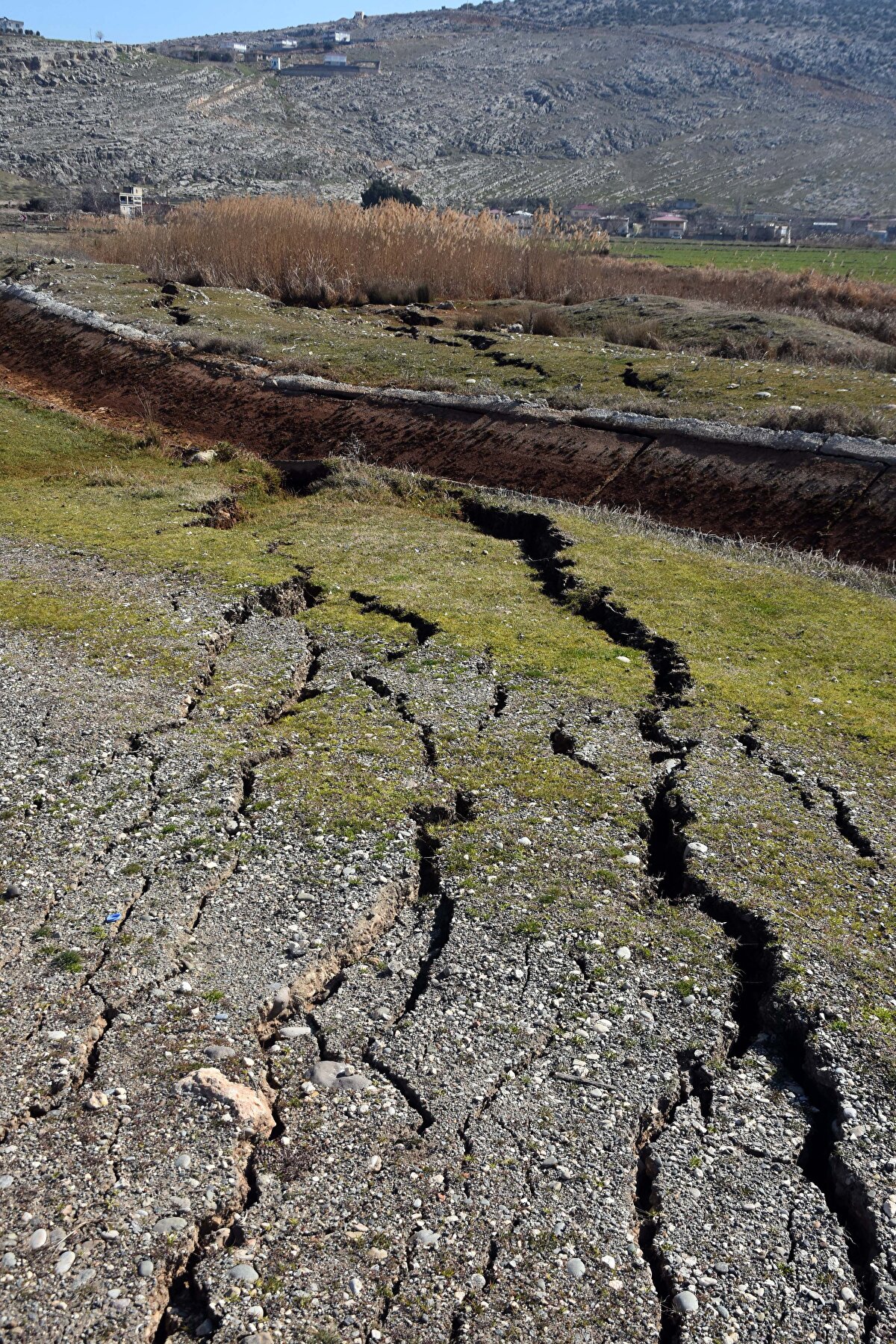 TAG OTOYOLUNDA DA BÜYÜK HASAR OLUŞTU<br><br>Deprem kara yolları ve tarım arazilerinin yanı sıra Tarsus-Adana-Gaziantep otoyolunda da hasara yol açtı. Depremde otoyolun Pazarcık bölgesi yakınlarındaki bölümlerinde çatlak, yarık ve çökmeler meydana geldi.