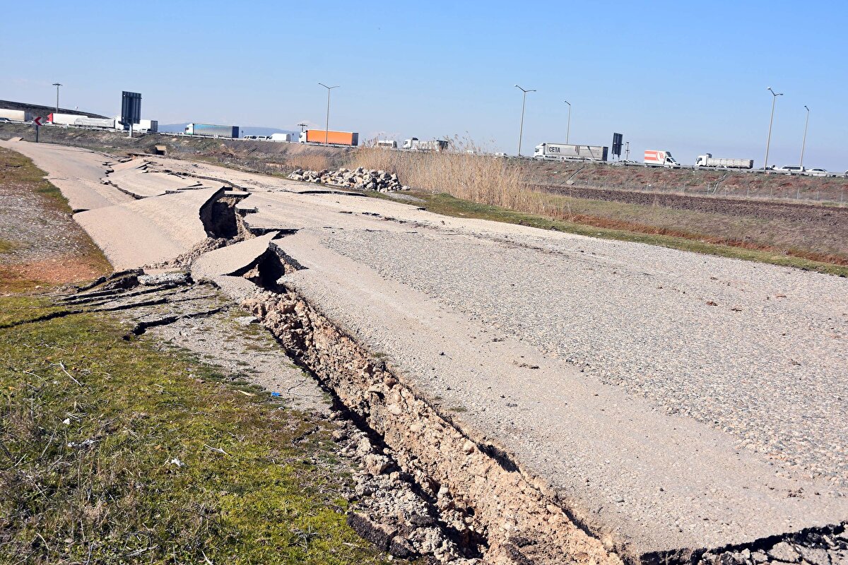 Tedbiren 2 gün boyunca trafiğe kapatılan otoyol, ekiplerin çalışmasının ardından kontrollü olarak ulaşıma açıldı. Ulaşımın kontrollü şekilde sürdüğü otoyolda, ekiplerin onarım çalışmaları ise halen sürüyor.
