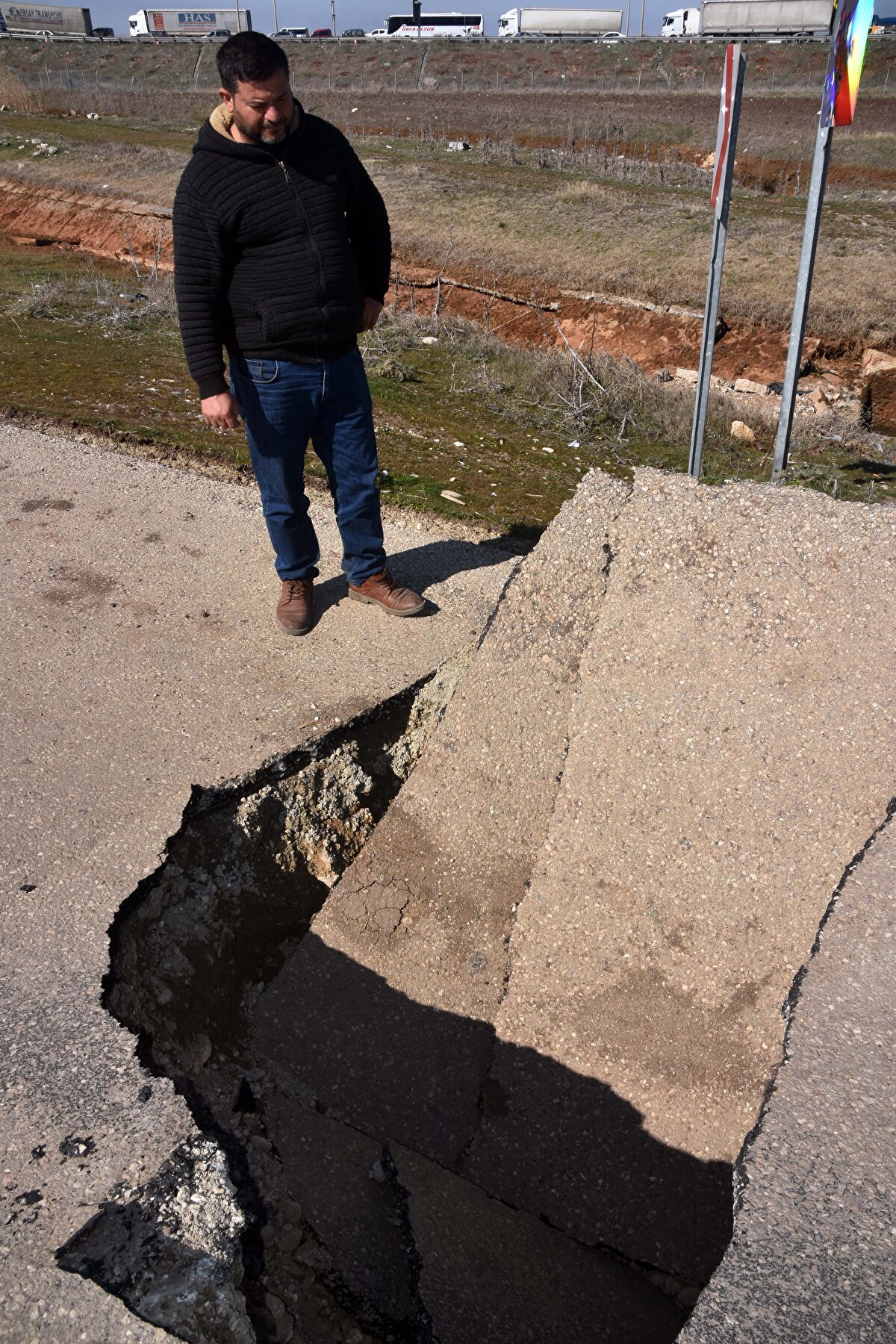 Pazarcık ilçesine bağlı Çöçelli Mahallesi'nde de depremin etkisiyle kara yolunun birçok noktasında kırıklar, yarıklar oluştu, çökmeler meydana geldi. Yer yer 2 metreyi bulan çökmeler nedeniyle yolların trafiğe kapanmasıyla birçok kırsal mahalle yoluna ulaşım da durdu.