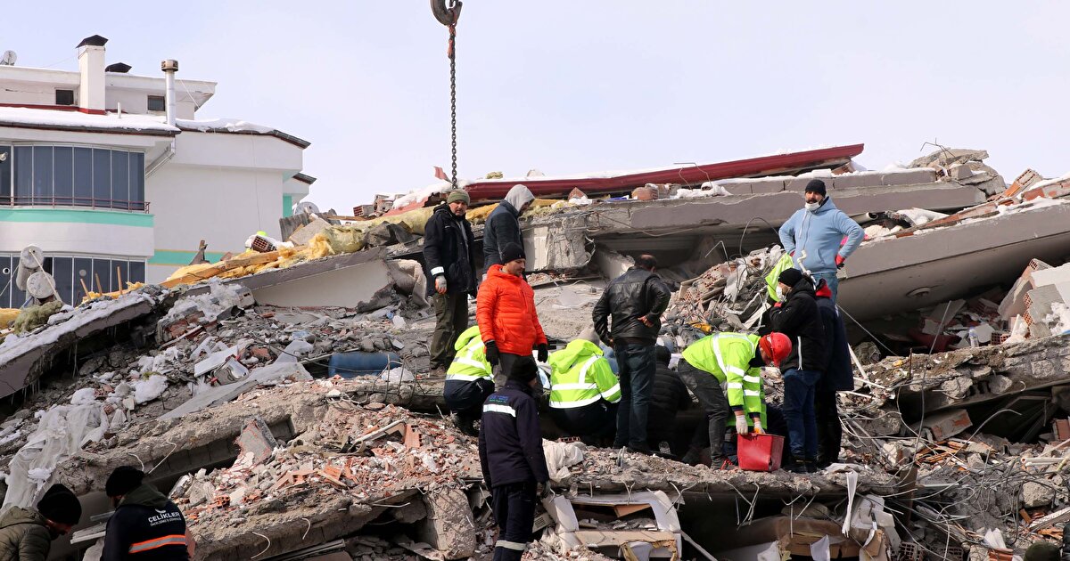 Kahramanmaraş'ın Elbistan ilçesi Yunusemre Mahallesi'nde oturan Feyyaz Eryıldız'ın evi, 6 Şubat günü saat 13.24'te meydana gelen depremle yıkıldı.