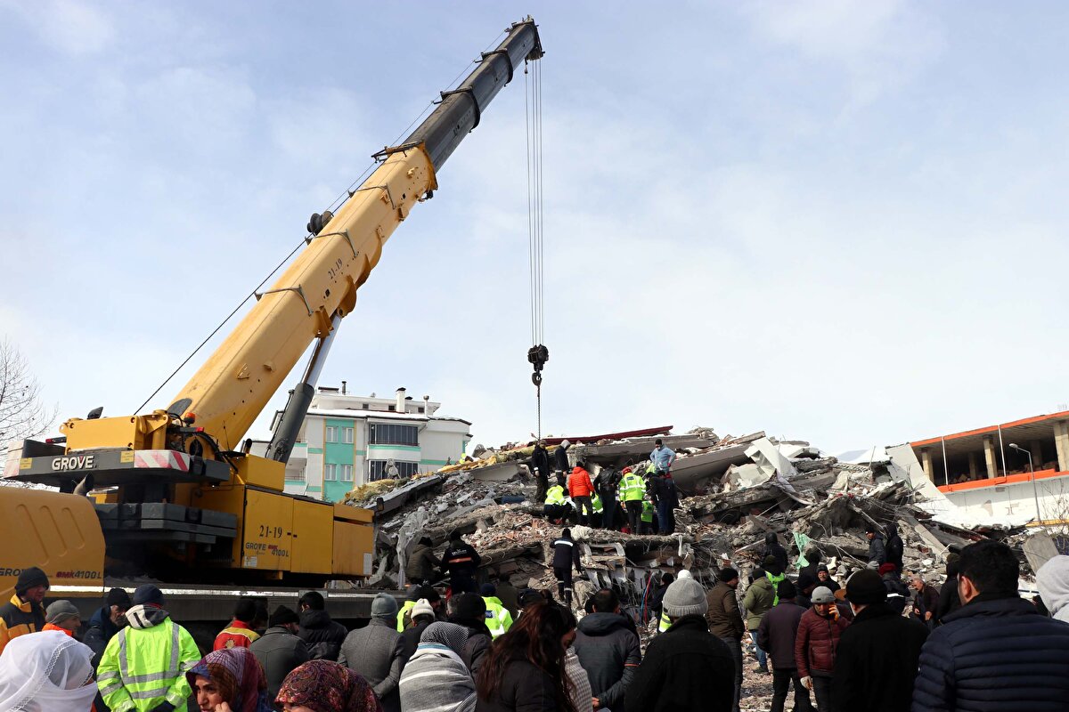 Yıkımın etkisiyle Feyyaz, babası Ali, annesi Türkmen, eşi Demet ve 8 aylık bebekleri Poyraz Efe Eryıldız, göçük altında kaldı.