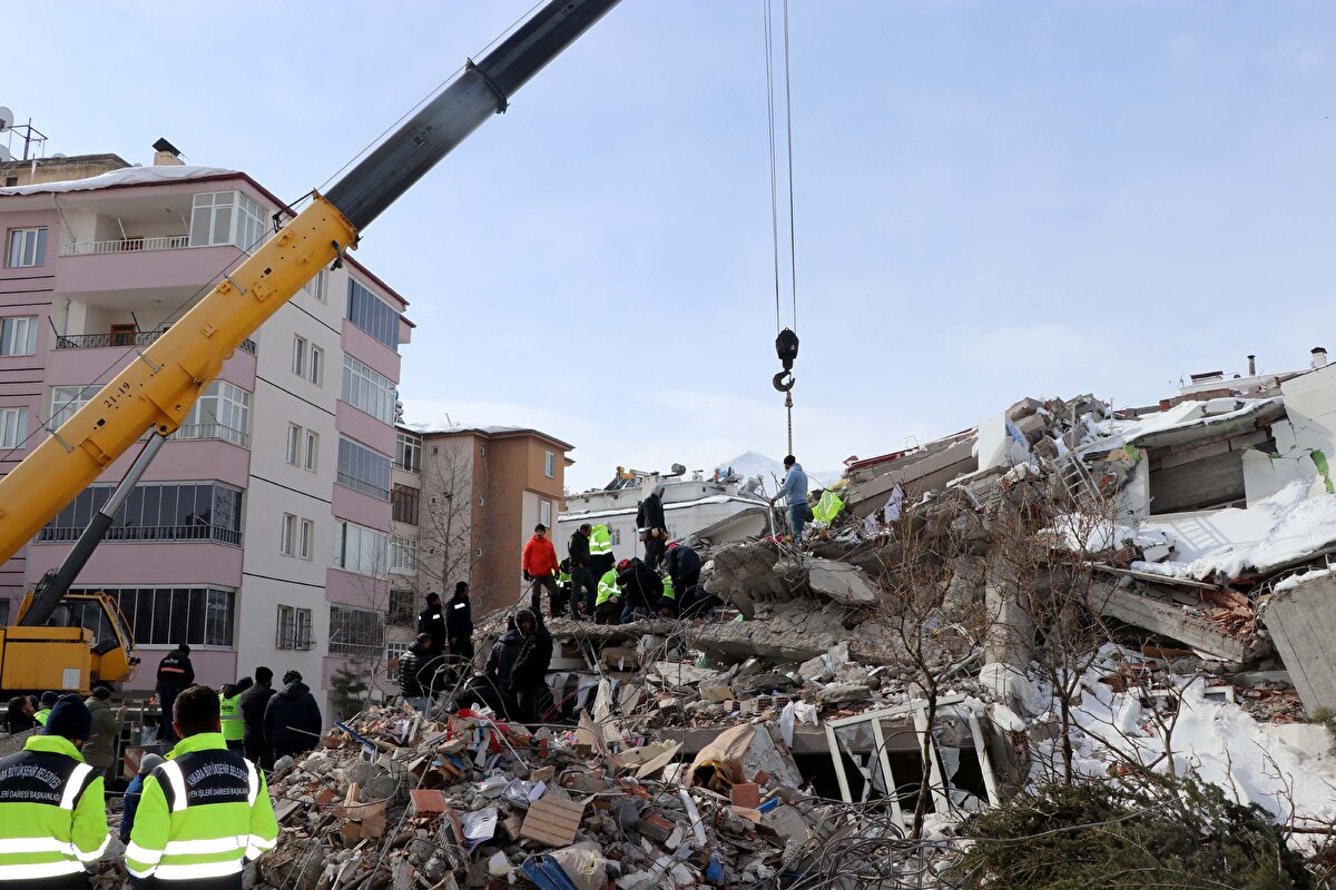 Tedavisinin ardından Eryıldız, yıkılan evinin önünde ailesinden gelecek iyi haberi bekledi.