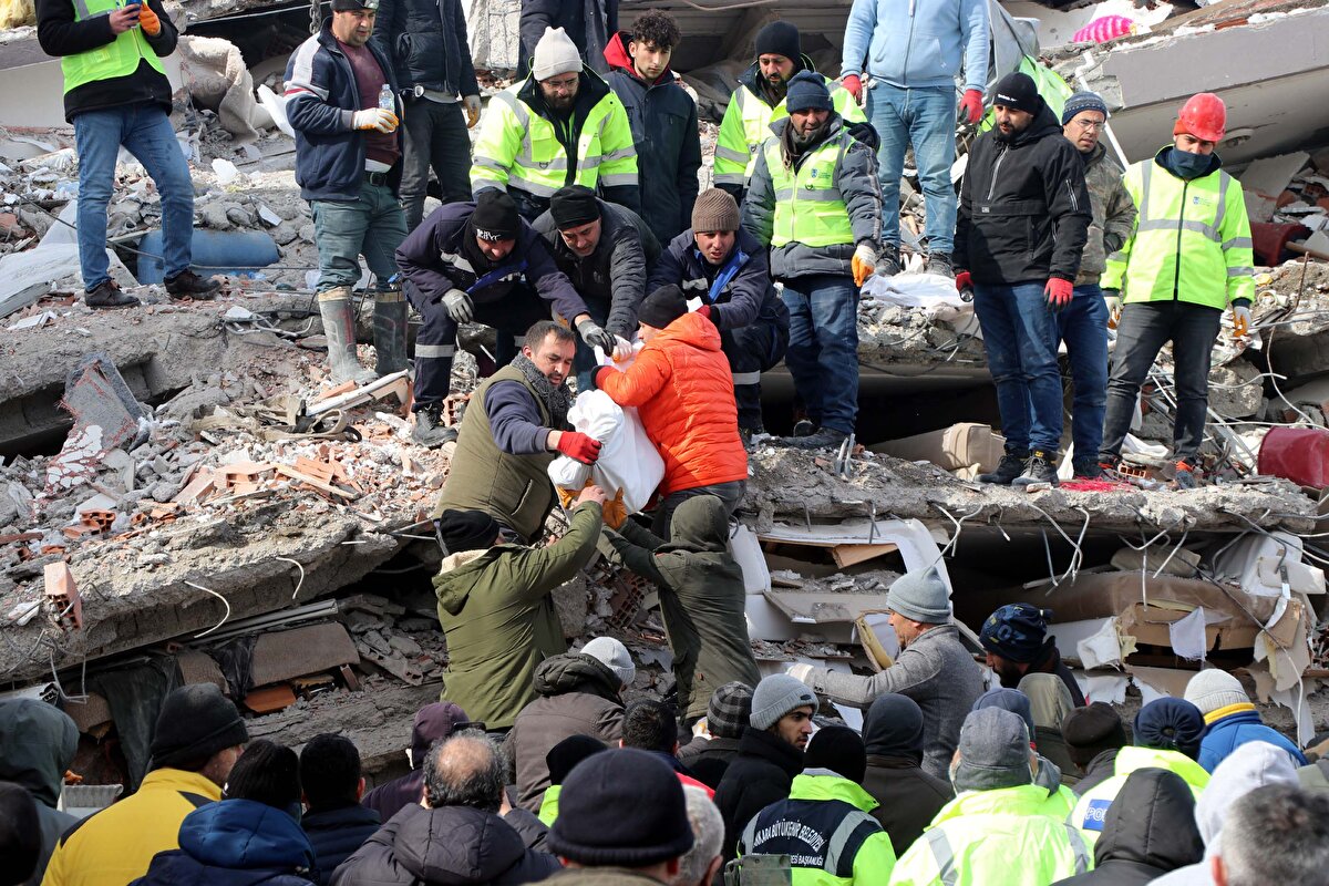 Ekiplerin 27 saatlik çalışması ile Feyyaz Eryıldız, enkazdan sağ olarak çıkarıldı.