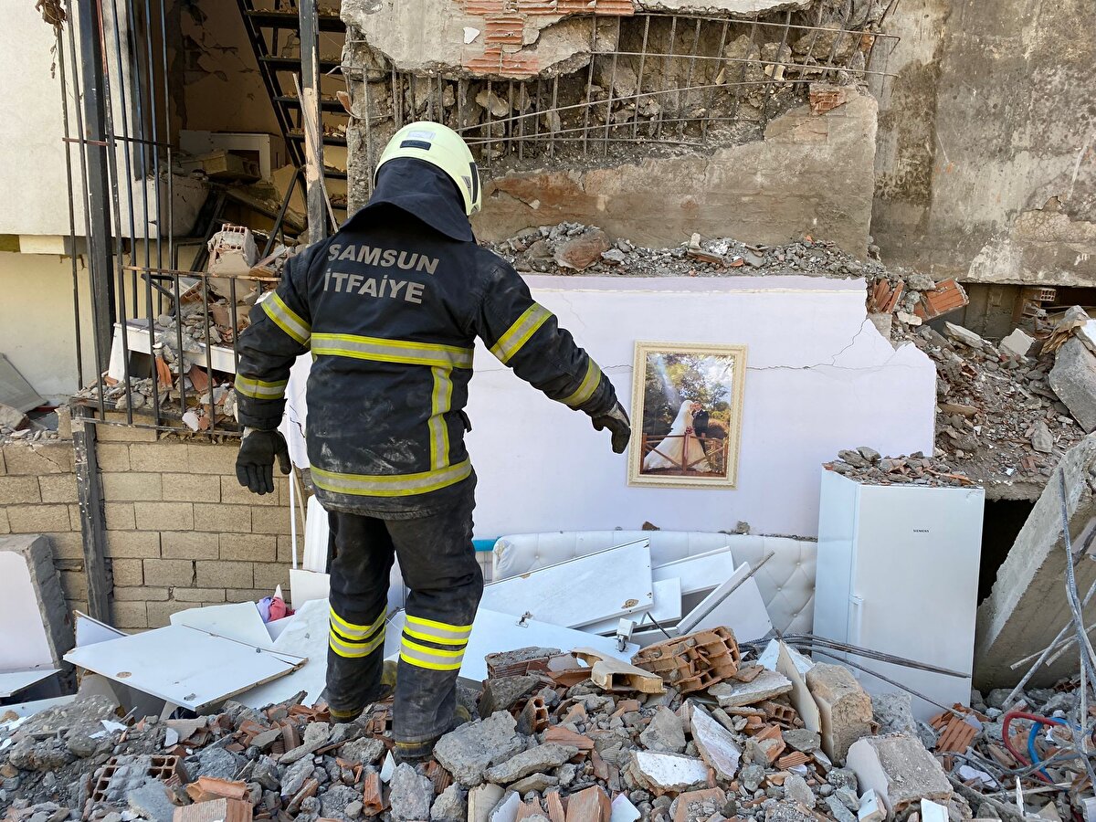  Bu çalışmalar sırasında yıkımın boyutu ile depremzedelerden geriye kalanlar, fotoğraf karelerine yansıyor. 