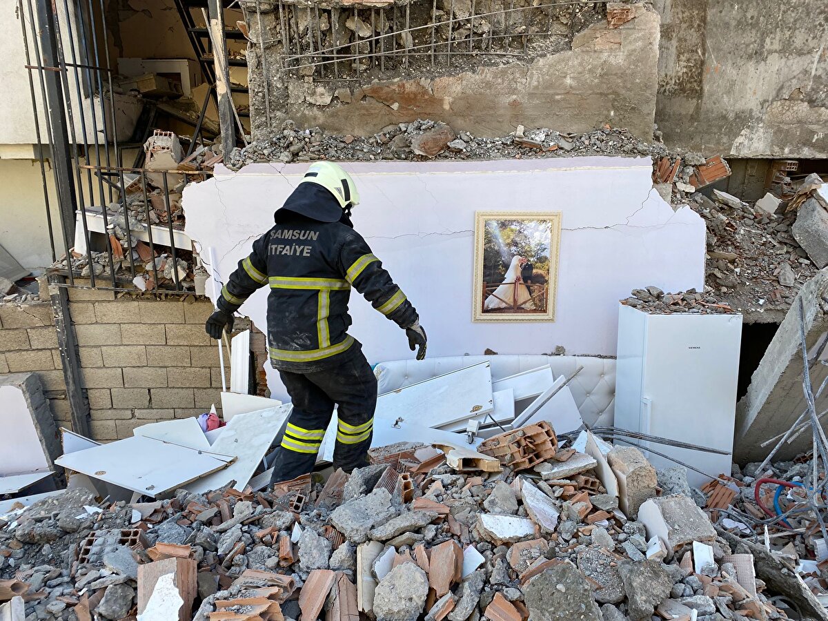 Bahçelievler Mahallesi Atatürk Bulvarı'ndaki Zümrüt Apartmanı A blok enkazında bir duvarda asılı duran çerçeveli düğün fotoğrafı dikkati çekti. 