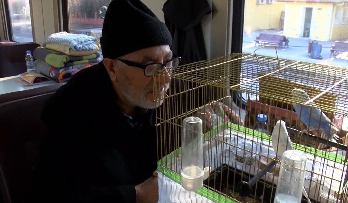 O da bir can taşıyor. Aklımıza geldi, o an hissediyorsun. Depremden Paşa ve Pamuğu da çıkardık. Sıcak yer gerekiyordu çünkü onlar soğuktan ölürler. Biz nereye gidiyorsak onları da getirdik. Paşa, bana daha yakın. Nerede olursak olalım beraber yaşayacağız. Ona bir şey olsa üzülürdüm. Biz nasıl can taşıyorsak onlar da can taşıyor" dedi.<br>