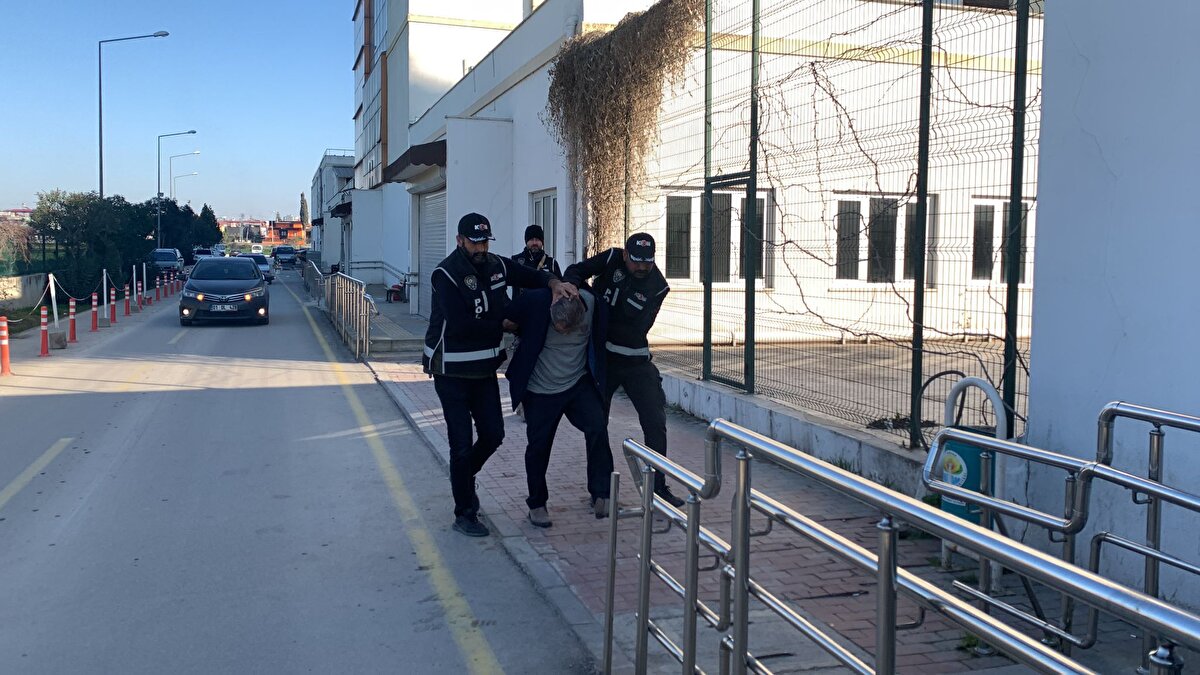 Türkiye'den KKTC'ye 990 bin dolar, 890 bin euro, 500 bin TL transfer etmeye çalıştığı, ayrıca Lefkoşa Demirhan bölgesinden daire satın aldığı belirlenen Alpargün Adana Emniyet Müdürlüğü ekipleri tarafından bugün Adana'ya getirildi.