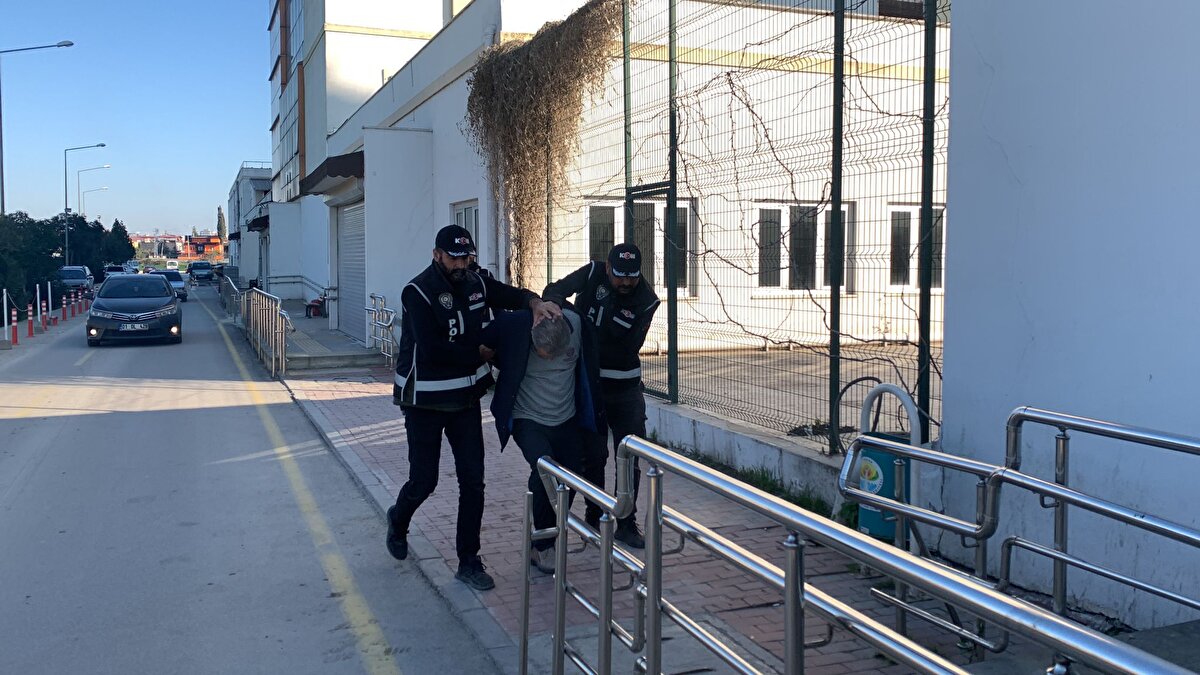 Adli tıp kurumunda sağlık kontrolünden geçirilen Alpargün, gazetecilerin 'Yaptığınız binanın çökmesiyle 70 kişi öldü ne diyeceksiniz?' şeklindeki sorusuna, "Mukadderat"dedi. Alpargün, sağlık kontrolünün ardından ifadesinin alınması için emniyet müdürlüğüne götürüldü.