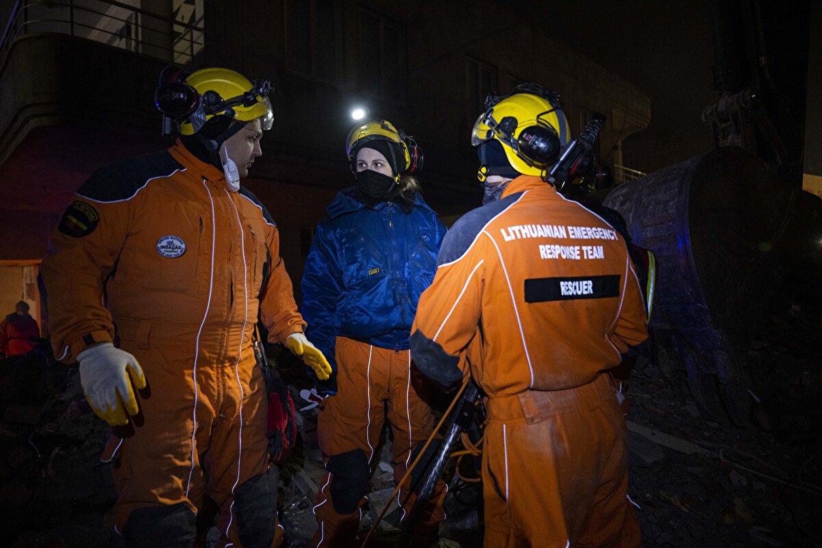 Kahramanmaraş merkezli depremler nedeniyle Adıyaman'da yıkılan binalarda başlatılan arama kurtarma çalışmaları devam ediyor.