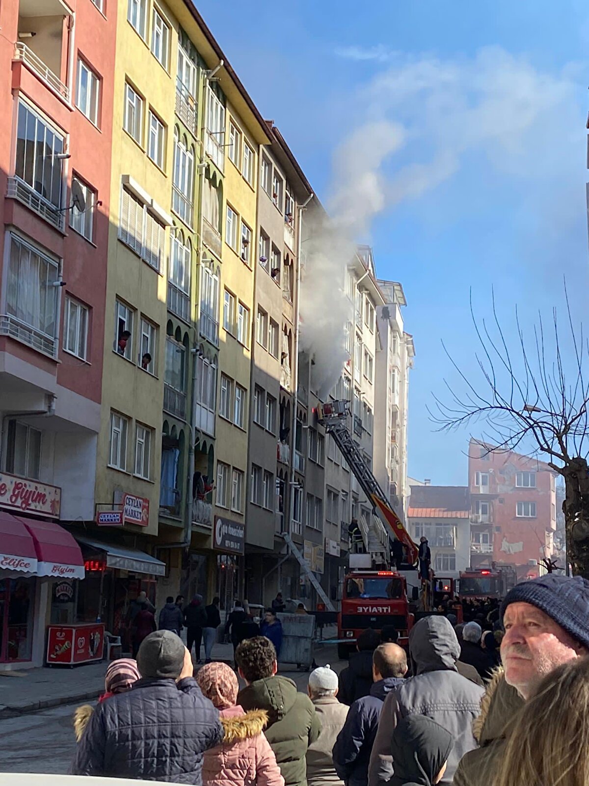 Çakmak ailesi, polis kızlarının oturduğu Mithatpaşa Caddesi'ndeki 5 katlı apartmanın 3'üncü katındaki eve yerleşti. Binanın zemin katındaki ikinci el eşya dükkanında, bugün saat 14.00 sıralarında yangın çıktı. Binayı, kısa sürede yoğun duman bastı.