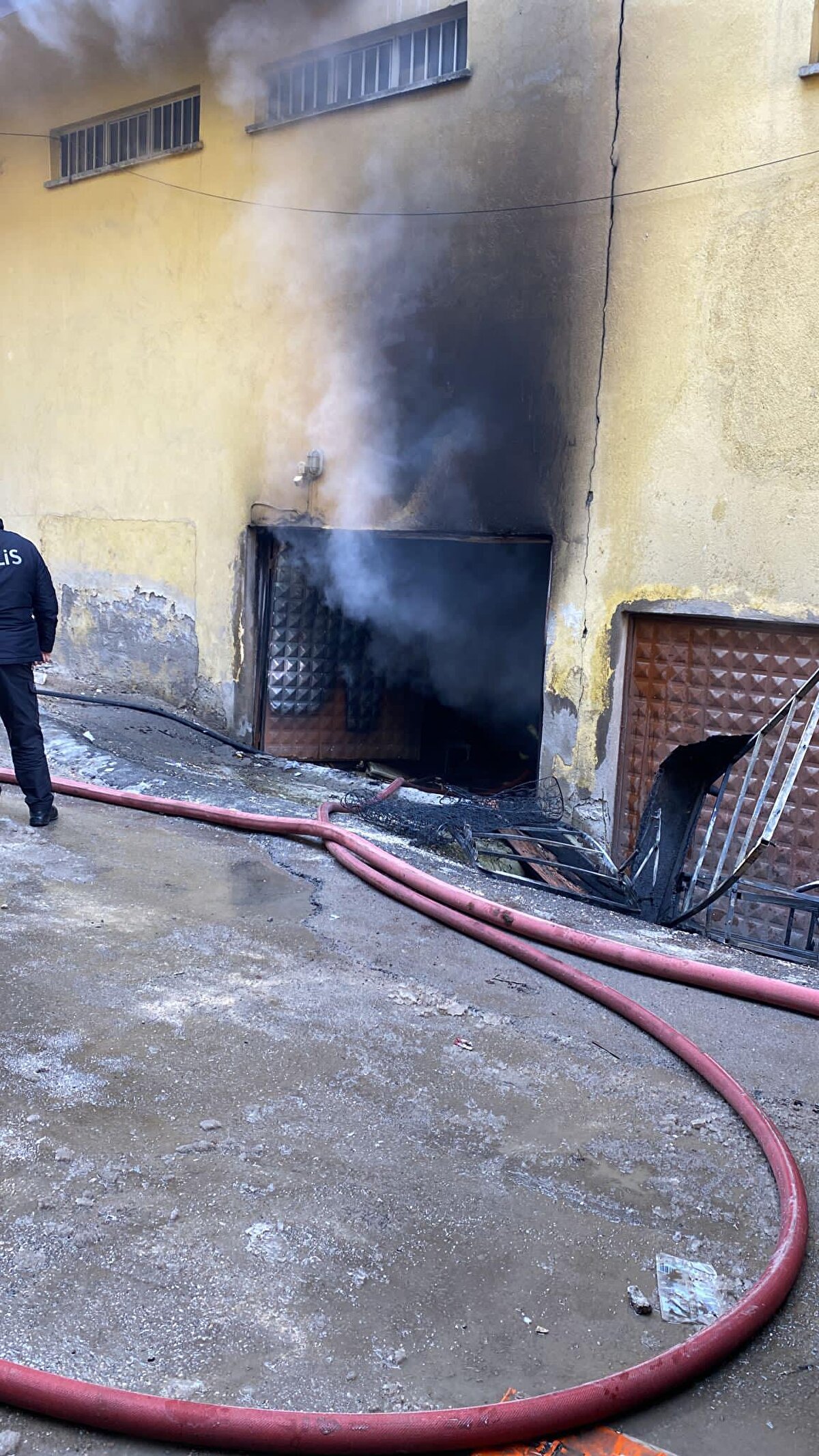 Dumandan etkilenen aile üyeleri, Kütahya Evliya Çelebi Eğitim ve Araştırma Hastanesi'ne kaldırıldı.