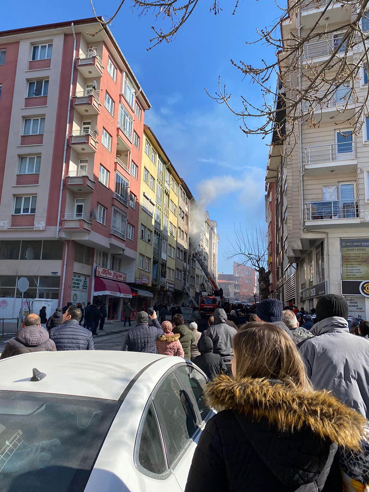 İhbarla gelen itfaiye ekipleri, araç merdivenle 3'üncü kata yerleşen Çakmak ailesini tahliye etti.