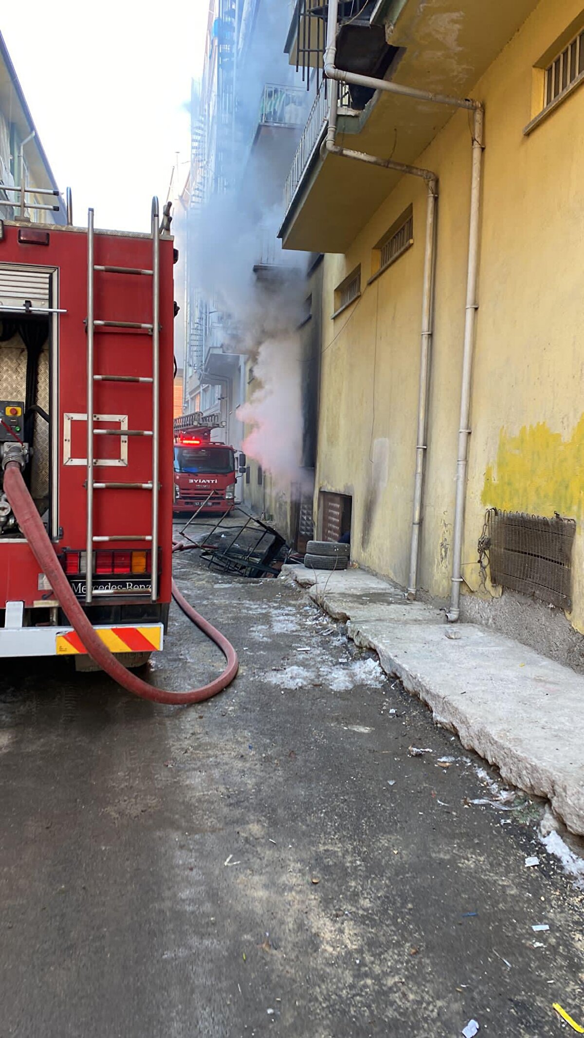 Baba Çakmak, doktorların müdahalesine rağmen kurtarılamadı. Eşi ile çocuklarının tedavisi ise sürüyor. Yangına ilişkin soruşturma başlatıldı. 