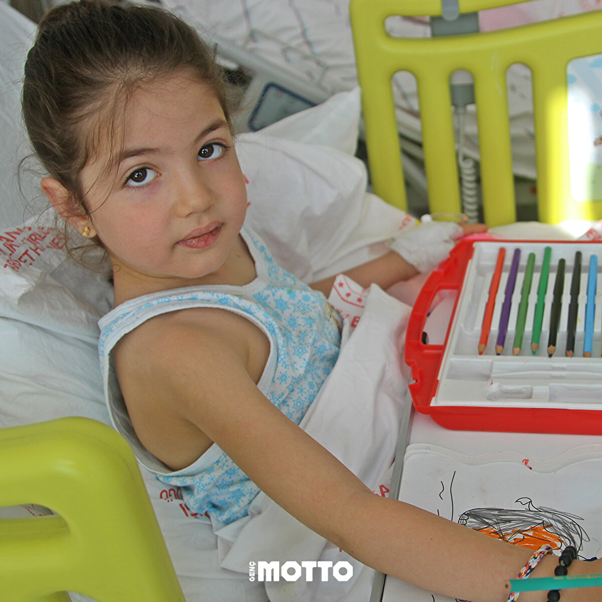 Pazarcık merkezli 7,7 büyüklüğündeki deprem sırasında yaşadıklarını aktaran Kartopu, "Çocuğumu ve eşimi yanıma aldım. Depremin bitmesini bekledik. Daha sonrasında merdivenlerden aşağıya indik ve güvenlikli bir bölgeye geçtik. Aşağıya indikten sonra her şey karmakarışıktı zaten. İlk aşamada binamız yıkılmadı. Şu an yıkılıp yıkılmadığını da bilmiyorum." dedi.