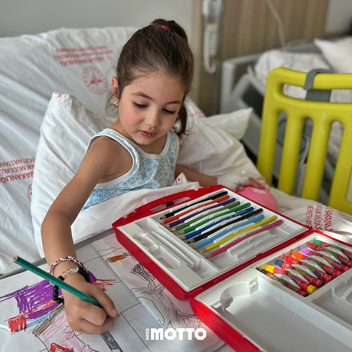 Antakya ilçesi Odabaşı Mahallesi'nde yıkılan Sultanevler Sitesi'nde bir blokun enkazından çıkarıldığında su içmek isteyip istemediği sorusuna "Yok, daha muayene olmadım" yanıtını veren Hazal ile annesi Betül Güner, Tarsus Devlet Hastanesi'nde tedaviye alındı.