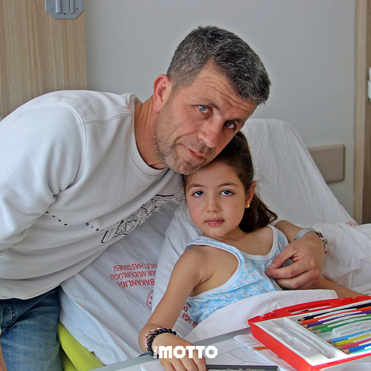 Tarsus Devlet Hastanesi Pediatri Bölümünde görevli Uzman Dr. Celal Özkaya da Hazal'ın genel durumunun iyi olduğunu aktararak, "Hazal'ın takiplerini servisimizde yapıyoruz. Gerekli destekleri veriyoruz. Annesinin de genel durumu iyi. İlk geldikleri güne göre durumları daha iyi, ısındılar, takiplerine devam ediyoruz." ifadelerini kullandı.