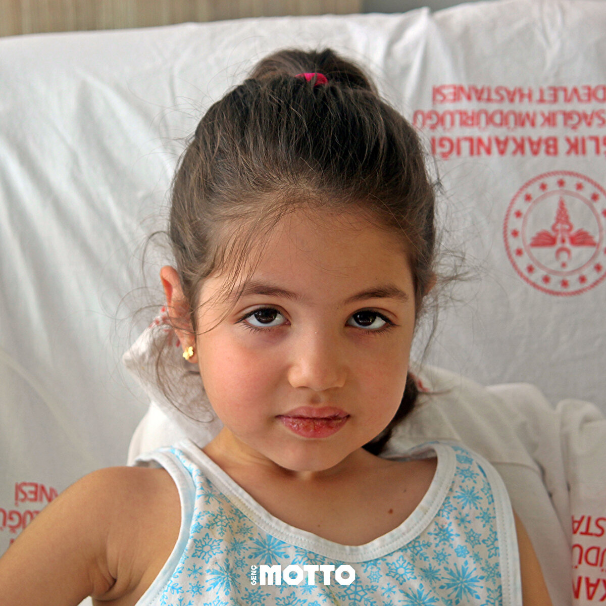 İHH ve AFAD ekiplerince kurtarılan Hazal'ın dayısı Mehmet Kartopu (45), AA muhabirine, kendisinin ailesiyle 5 katlı bir binanın teras katında yaşadıklarını söyledi.