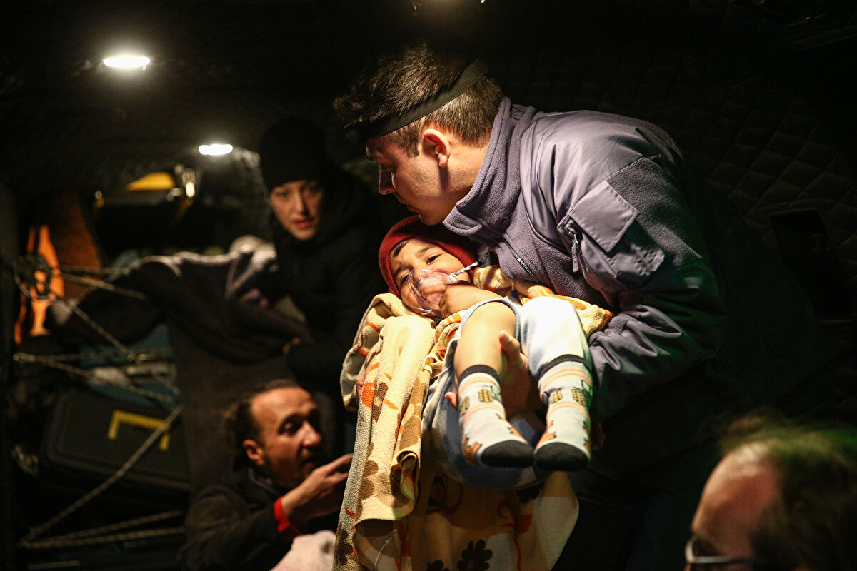 11 yaşındaki çocuğun sedyeyle getirildiği helikopterde, sağlık görevlileri bir an olsun gözlerini çocuklardan ayırmadı.