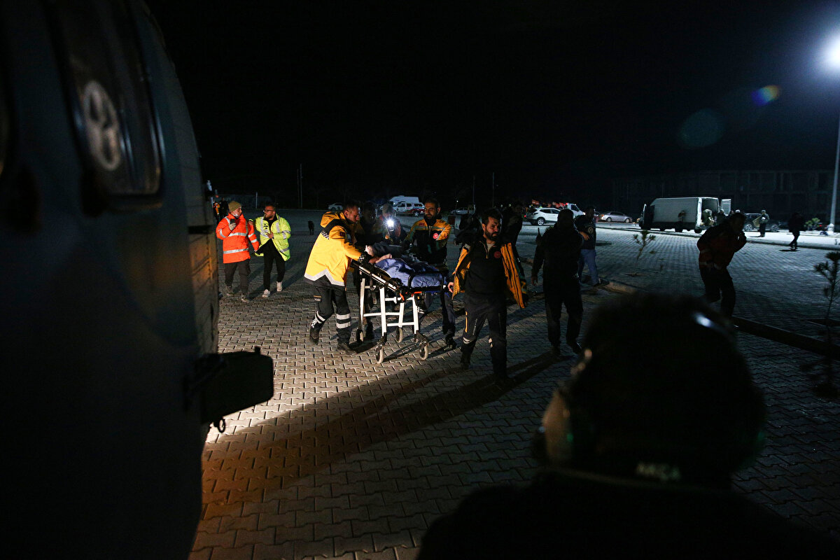 Adana'daki İncirlik 10. Tanker Üs Komutanlığı'nda görevli helikopter pilotları, depremden etkilenen bölgelerde, yıkıntılar arasından kurtarılan çocuklar için sorti yaptı.