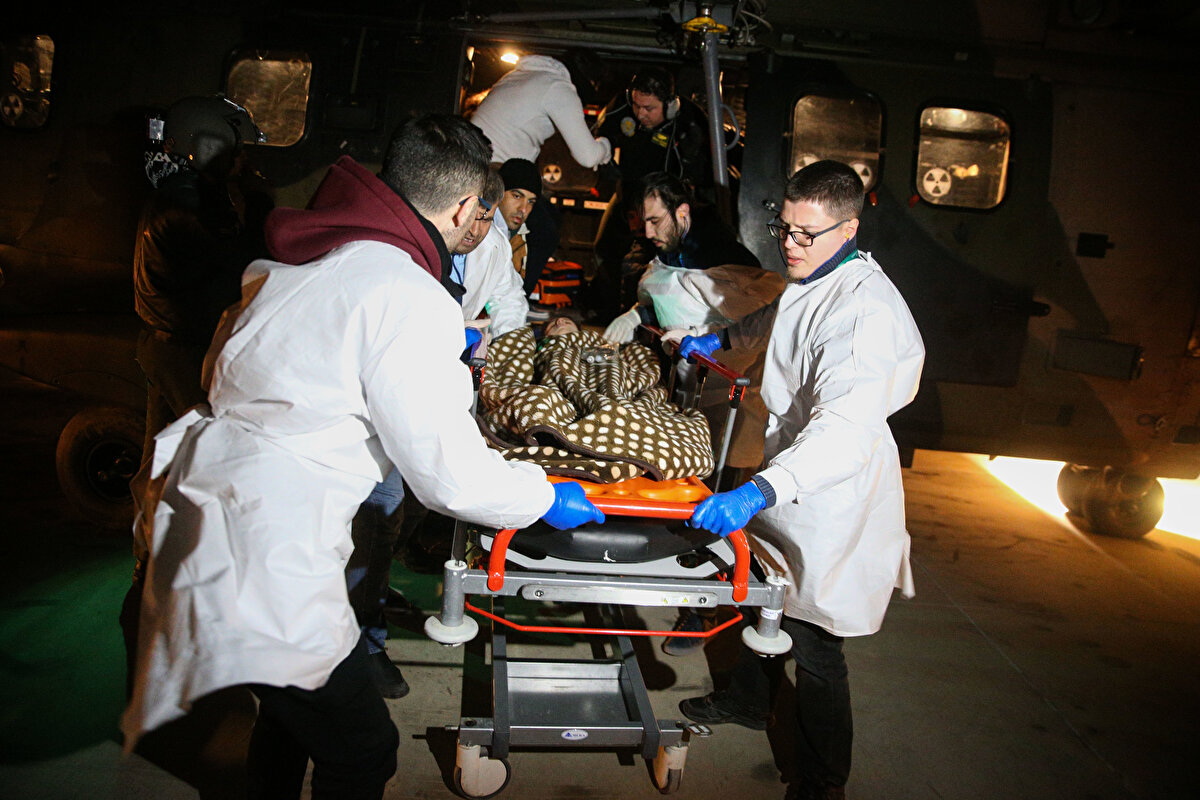 Askeri helikopterler, Akdeniz, Güneydoğu Anadolu ve Doğu Anadolu bölgelerindeki 10 ili etkileyen Kahramanmaraş merkezli depremlerde yaralanan 3 çocuğun hastaneye nakli için sağlık personeli eşliğinde havalandı.