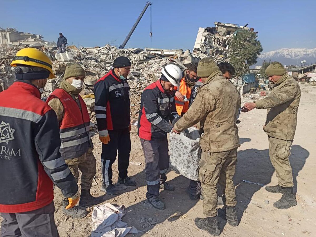 Konya Meram Belediyesi ekipleri enkazların arasından bulduğu yüklü miktar parayı jandarma ekiplerine teslim etti.