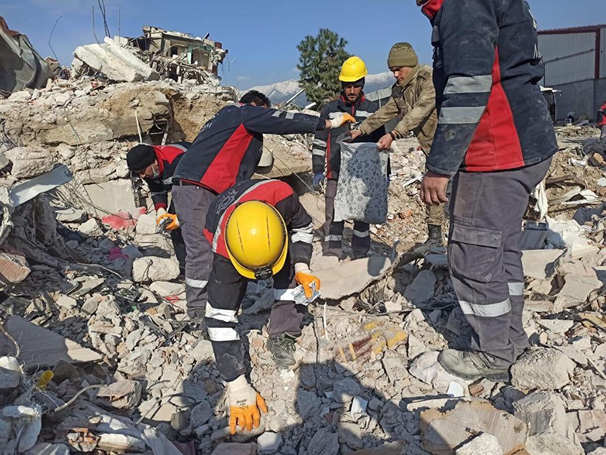 Ekiplerin bölgede çalışması sürüyor.