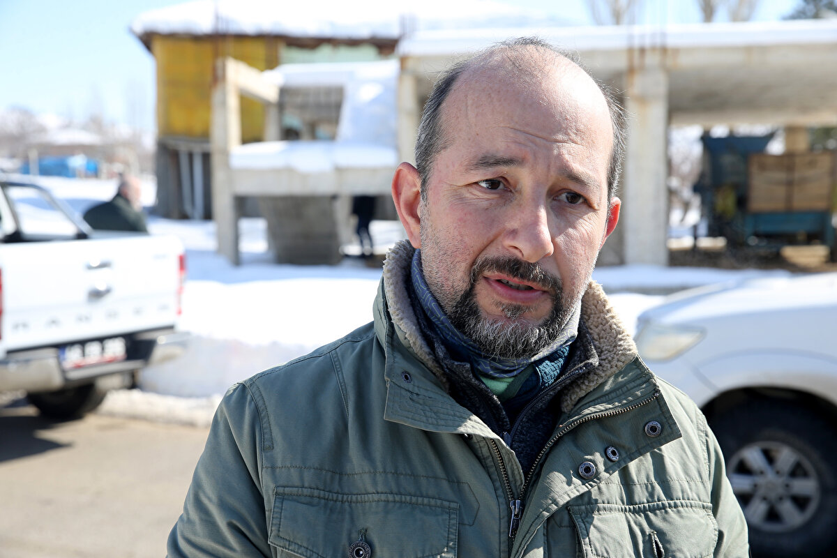 "BİR AY BOYUNCA EVLERE GİRMEMEKTE FAYDA VAR"<br><br>Bölge halkına 1 ay süreyle evlerine girmemeleri uyarısı yapan Karabacak, "Artçılar tehlike oluşturabilir, çünkü sonuçta evler zayıfladı. Bölgedeki insanlarımızın evleri çok büyük iki tane deprem atlattı. Şu anda iyi şekilde gözlemlemek lazım, uzman gözüyle bakmak lazım kolonlarda, kirişlerde zayıflama var mı? Bunları ortaya çıkarttıktan sonra zaten artçılarımız gittikçe kıymetini kaybetmiş olacak. Ondan sonra insanlar evlerine gönül rahatlığıyla girebilecek." ifadelerini kullandı.