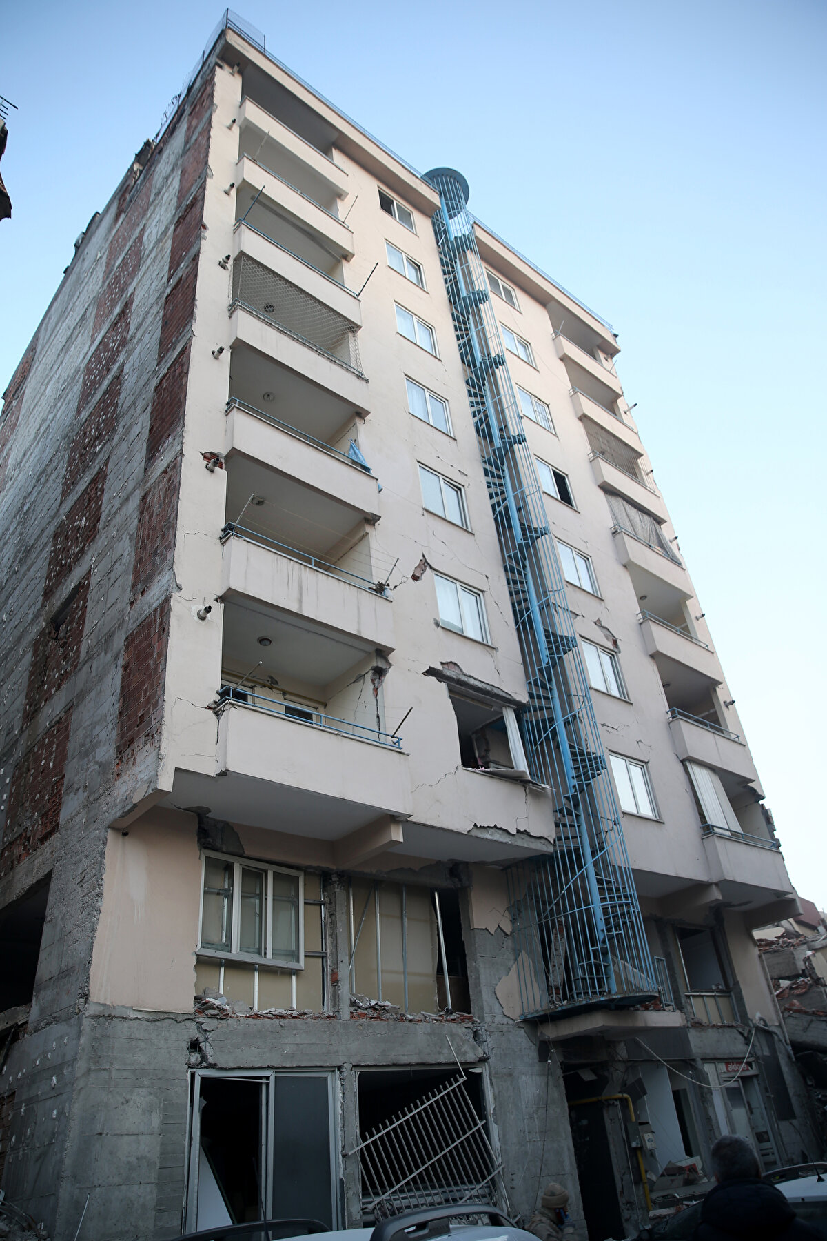 "Bir ay boyunca evlere girmemekte fayda var"<br><br>Karabacak, artçıların devam edeceği uyarısında bulunarak, şunları kaydetti:<br><br>"Bu depremin artçıları da kendisi gibi büyük olacak. 7,7 büyüklüğündeki depremin artçısı da kendisinden bir eksik yani 6,5'a kadar çıkabilecek nitelikte olduğu için evler zayıfladığında bunlar tehlike oluşturabilir. Şu anda en azından bir ay boyunca evlere girmemekte fayda var. Çünkü hızlıca devletin imkanlarıyla bunlar kontrol edilecek. Hangisinin hasarlı yada hafif hasarlı olduğu ortaya çıkartılacak. Bunlar yapıldığı sürece insanların evlerinden uzak durmasında fayda var. İlk bir ayda bu depremler yavaş yavaş küçülecek, sonra bir yıl boyunca biz bunları hissetmeye devam edeceğiz. 1 yıldan sonra olacak ama artık insanların hissetmeyeceği küçüklükte, sadece aletsel ölçümlerde görülecek. Daha büyük bir problem yaşama ihtimalimiz buradaki halkımız için yok"