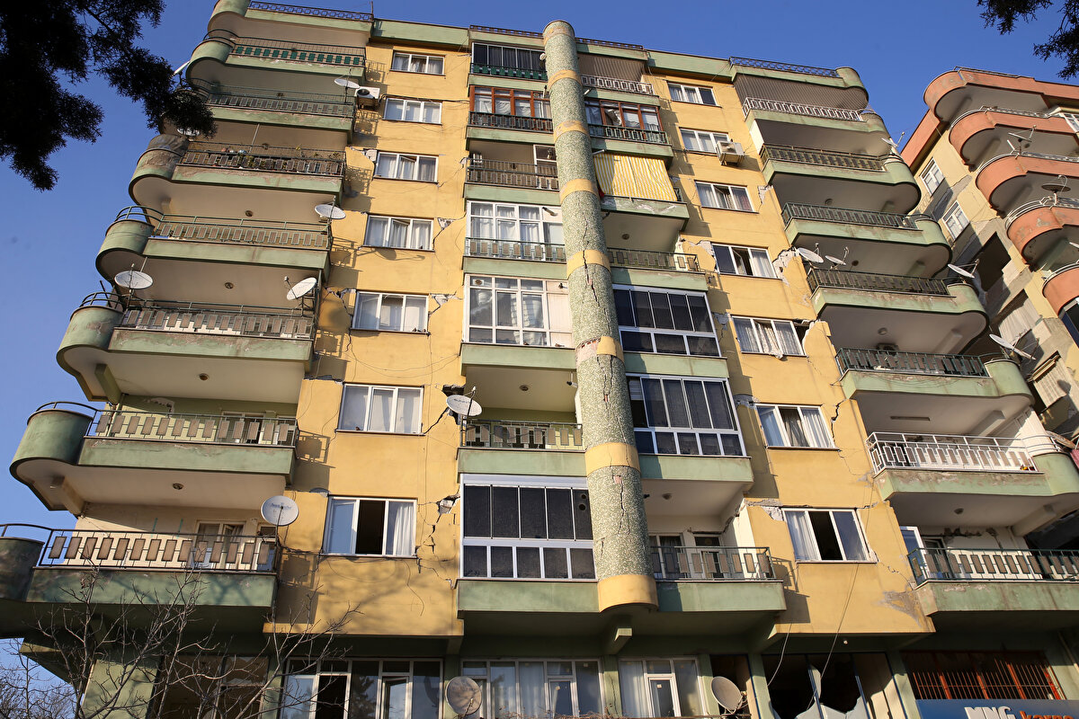 Bölgede gözlemler yaptıklarını belirten Karabacak, "Burası yıllardır çalıştığımız bir bölge, 2009 yılından beri burada TÜBİTAK kapsamında yapılmış projelerim, çalışmalarım var. Fayların yerini ve tehlikeli olduğunu zaten o zamandan beri söylüyorduk, uyarıyorduk." dedi.