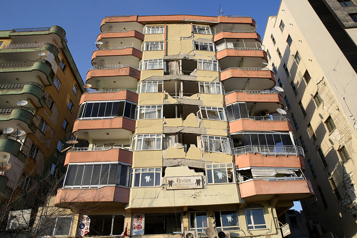 Eskişehir Osmangazi Üniversitesi Jeoloji Mühendisliği Bölümü Öğretim Görevlisi Prof. Dr. Volkan Karabacak, depremin yaşanmasının ardından Kahramanmaraş'a gelerek çalışmalara başladıklarını söyledi.