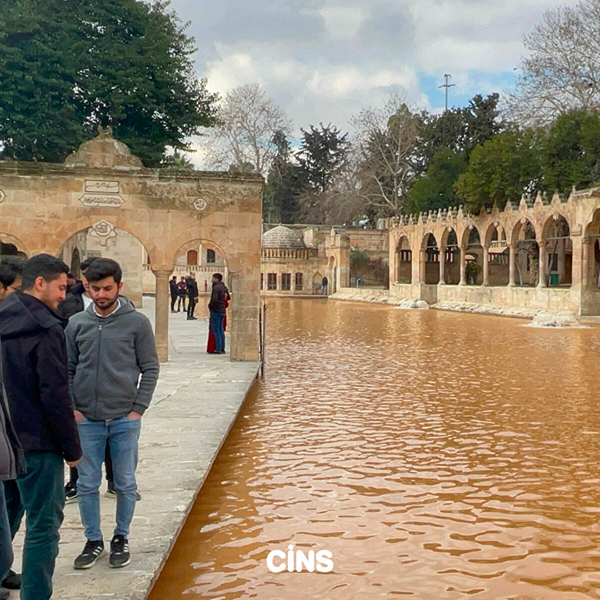 Türkiye'nin farklı kentlerinden Şanlıurfa'ya gelen misafirlerin ilk ziyaret duraklarının başında gelen tarihi mekan, inanç turizminde önemli bir yere sahip olarak öne çıkıyor.