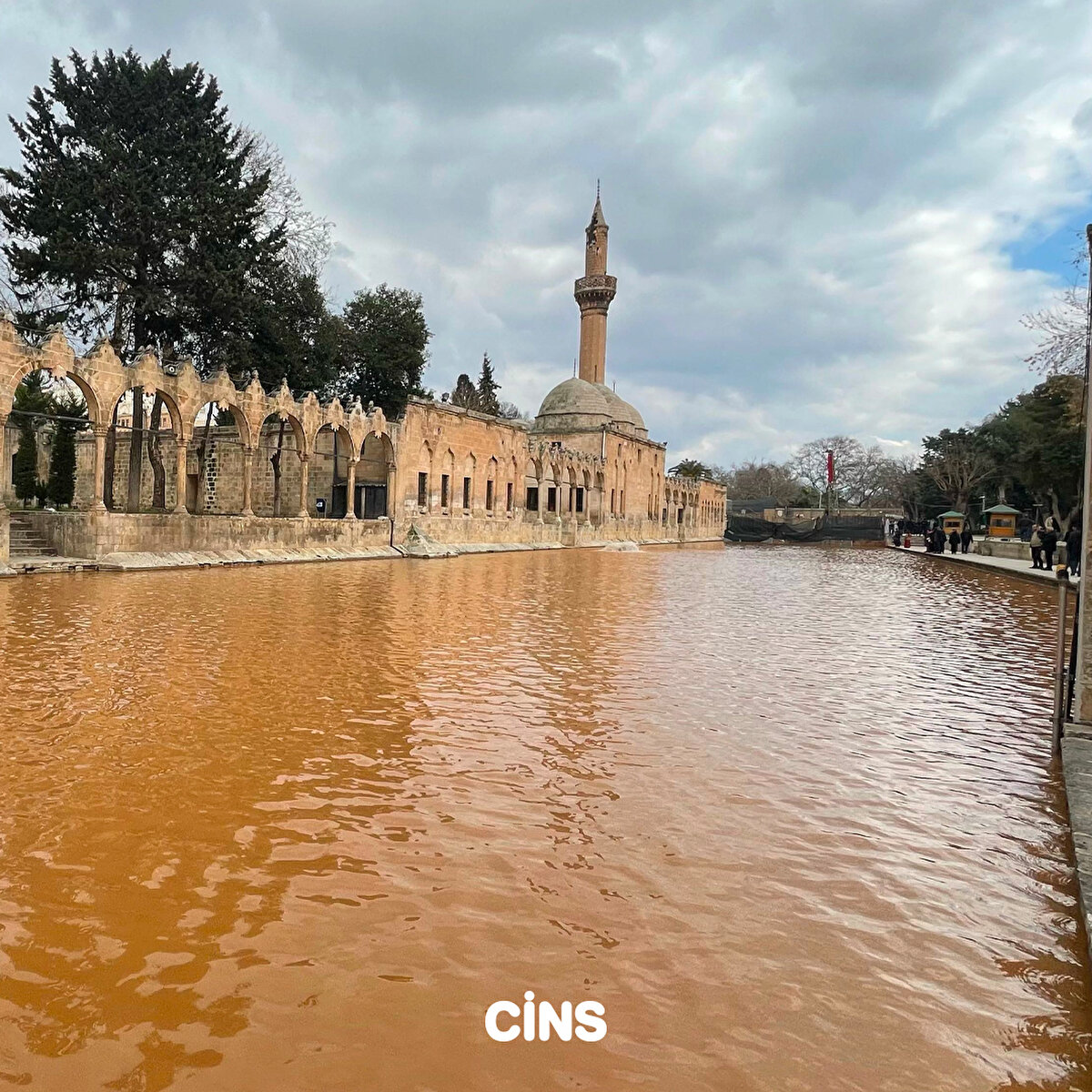 Kontrol ve denetimlerimiz devam ediyor. Doğal bir afet. İnşallah eski haline döndüğü günleri de görürüz. İlk defa böyle bir renk görüyoruz. Daha önce küçük çaplı bulanıklar oluyordu ancak bu çok bambaşka bir durum oldu." diye konuştu.