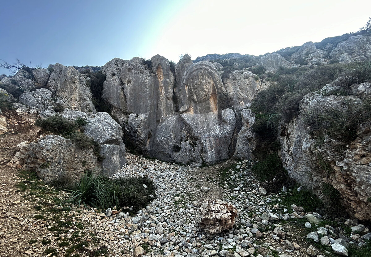 YAMAÇTAKİ MAĞARALARDA YAŞAM<br>Deprem sonrası evleri yerle bir olan ve can kaybı yaşamayan bazı Antakyalılar da Anıt Müze'nin hemen yanındaki Habib-i Neccar Dağı eteklerinde soğuktan korunmaya çalışıyor. Evini depremde kaybedip, müze girişi yanındaki mağaraya yerleşen ve ismini açıklamayan aileden biri, "İlçe sürekli sallanıyor. Buradaki kilise ve dağın eteklerindeki mask heykel bile hasar görmedi. Burası çok güvenli, o yüzden geldik yerleştik" dedi.