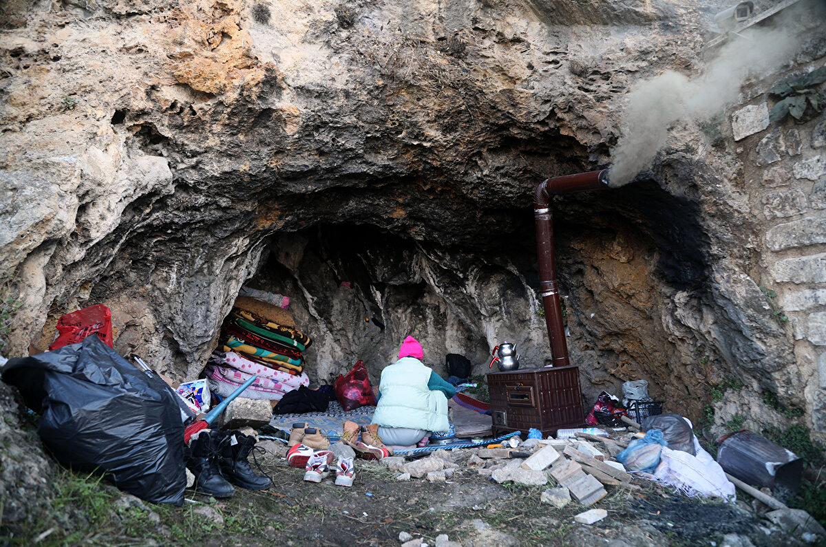 İMPARATOR, VEBAYA KARŞI YAPTIRDI<br>Yunan mitolojisinde adı geçen Cehennem Kayıkçısı Kharon, 4 metreye 1,5 metre olarak kayalara insan portresi olarak kabartılarak yapıldı. Helenistik dönemde İmparator Antiochus IV Epiphanes tarafından M.Ö. 22'nci yüzyılda yaptırılan ve bugüne kadar gelen, kayalara yapılmış dev mask, Antakya'da birçok kişinin ölümüne neden olan veba salgını nedeniyle ve 'Leios' adında kahinin tavsiyesi üzerine yaptırıldı. İlçeyi gören Habib-i Neccar Dağı eteklerine yaptırılan kaya kabartması mask, salgının durmasıyla yarım kaldı.