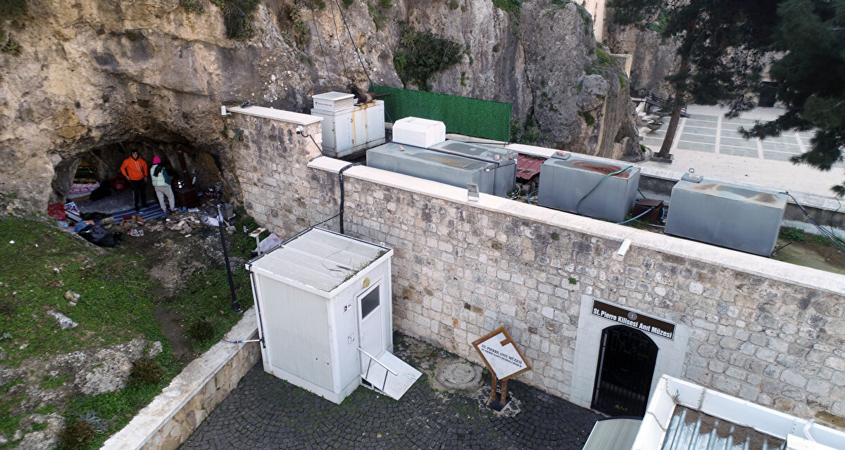 Antakya merkeze 3 kilometre uzaklıkta ve Reyhanlı Yolu'nda Habib-i Neccar Dağı eteklerindeki kilise ve müze, deprem sonrası hafif hasarlı olduğu için kapatıldı. Kilisenin bulunduğu Habib-i Neccar Dağı eteklerindeki kayalara kabartma olarak yapılan Cehennem Kayıkçısı Kharon maskı ise şiddetli depremlerde sağlam kaldı.