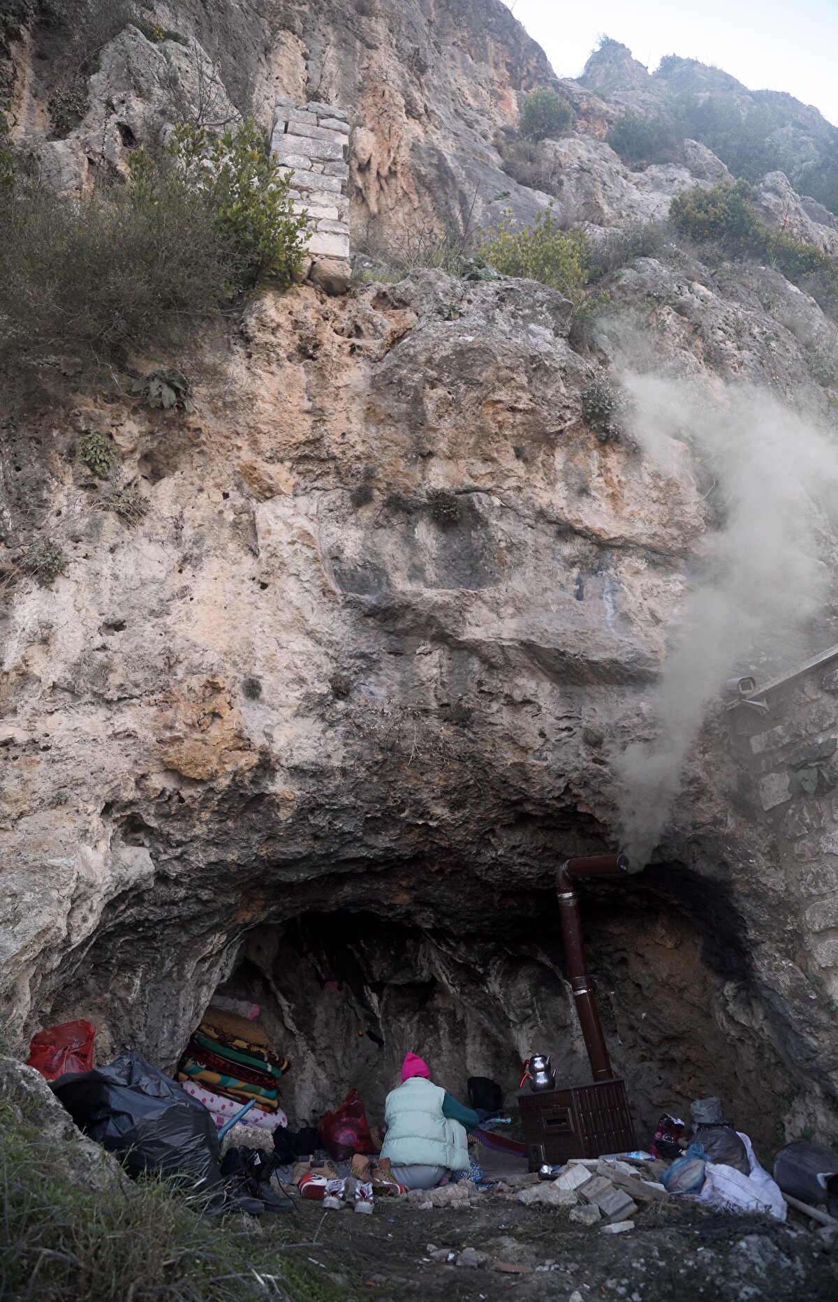 Şiddetli deprem ve artçılara rağmen kayalara yapılan insan maskı sağlam kalırken, çevreden küçük kayaların yola düştüğü görüldü.