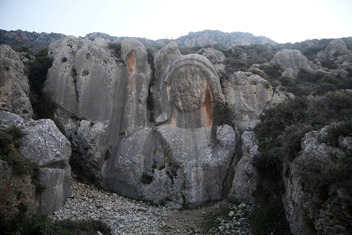 Depremzede aile, soba yakarak soğuktan korunmaya çalışıyor.