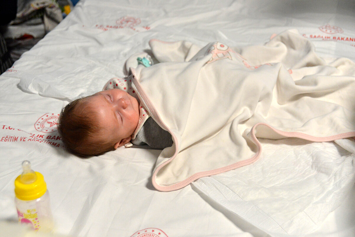 Keskin, "Bebeğimiz 5 gün enkaz altında kaldı. Daha sonra hava ambulansıyla hastanemize getirildi. Genel durumu iyi kafa tramvası yok. Herhangi bir ezik, zedelenmesi yok. Bu kadar enkaz altında kalıp, bu kadar iyi olması tamamen mucize. Hepimizi iyi hissettiren, hepimize umut veren, hepimizin kalplerine sıcaklık hissettiren bir gelişme oldu bu. Bebeğimiz gayet iyi. Tedavisi sürüyor, sağlık durumu stabilize olmadı. Anne-babasına henüz ulaşamadık. Hastanede kaldığı süre içerisinde bize emanet, 7 gün 24 saat başında gönüllü ablaları var. Onlar da şevkat ve sevgiyle bakıyorlar. Kimliklendirme çalışmaları için yoğun bir uğraş içerisindeyiz. Cumhuriyet Savcılığı, emniyet güçleri, hastanemizdeki sosyal hizmet birimi, Aile ve Sosyal Hizmetler Bakanlığı ile titiz bir çalışma yapıyoruz. Bu çalışmalar sonlanıncaya kadar bu bebek bizimle. Annesi de babası da biziz" dedi.