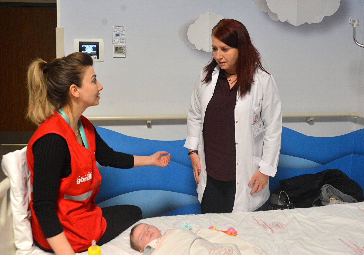 Çocuk Uzmanı olan Adana Şehir Eğitim ve Araştırma Hastanesi'nin Başhekim Yardımcısı Nurşah Keskin, bebeğin anne ve babasına henüz ulaşılamadığı bilgisini verdi.