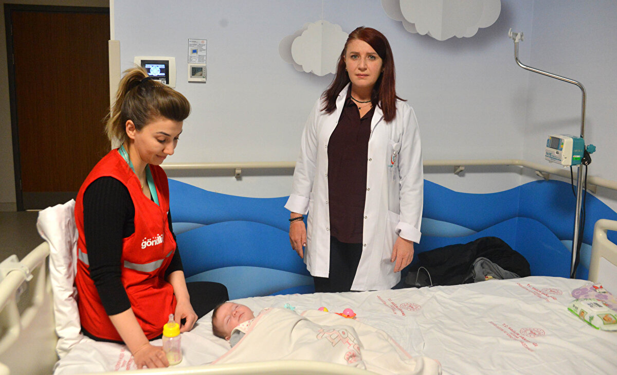 Yüzünde çizik dahi oluşmayan bebek, doktorların ve hemşirelerin gözdesi oldu.