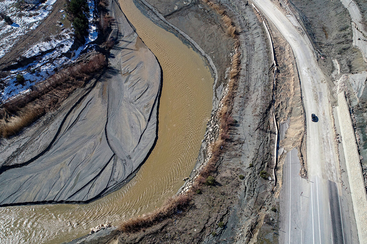 Depreme evde yakalandığını anlatan Kara, "Evimizin yanında bulunan tüm evler yıkıldı. Apar topar kendimizi dışarı attık. Dışarısı feryat figan. Büyük zarar gördük. Evlerimizin içindeki tüm eşyalar kullanılmaz hale geldi. Bu mahallede yüzlerce araç enkazda kaldı. Milletin elinde avucunda olan her şey gitti." dedi.