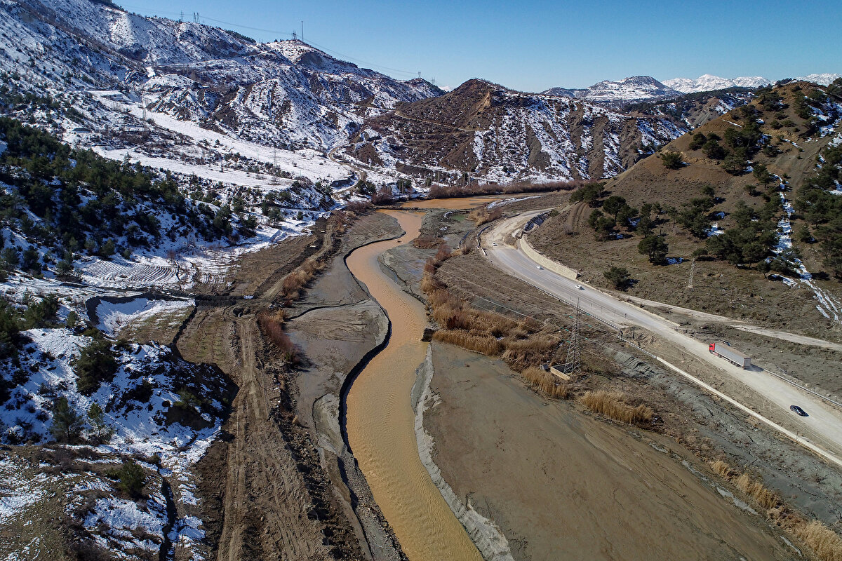 Depremzede Mehmet Er de "Her yer enkaza dönüştü. Akrabalarımı kaybettim. Bir yandan acı bir yandan kaybettiğimiz ev ve eşyalarımızın hüznünü yaşıyoruz. Kentin yeniden toparlanması uzun yılları bulabilir çünkü yıkım çok fazla. Allah bize ve devletimize yardım etsin." ifadelerini kullandı.<br>