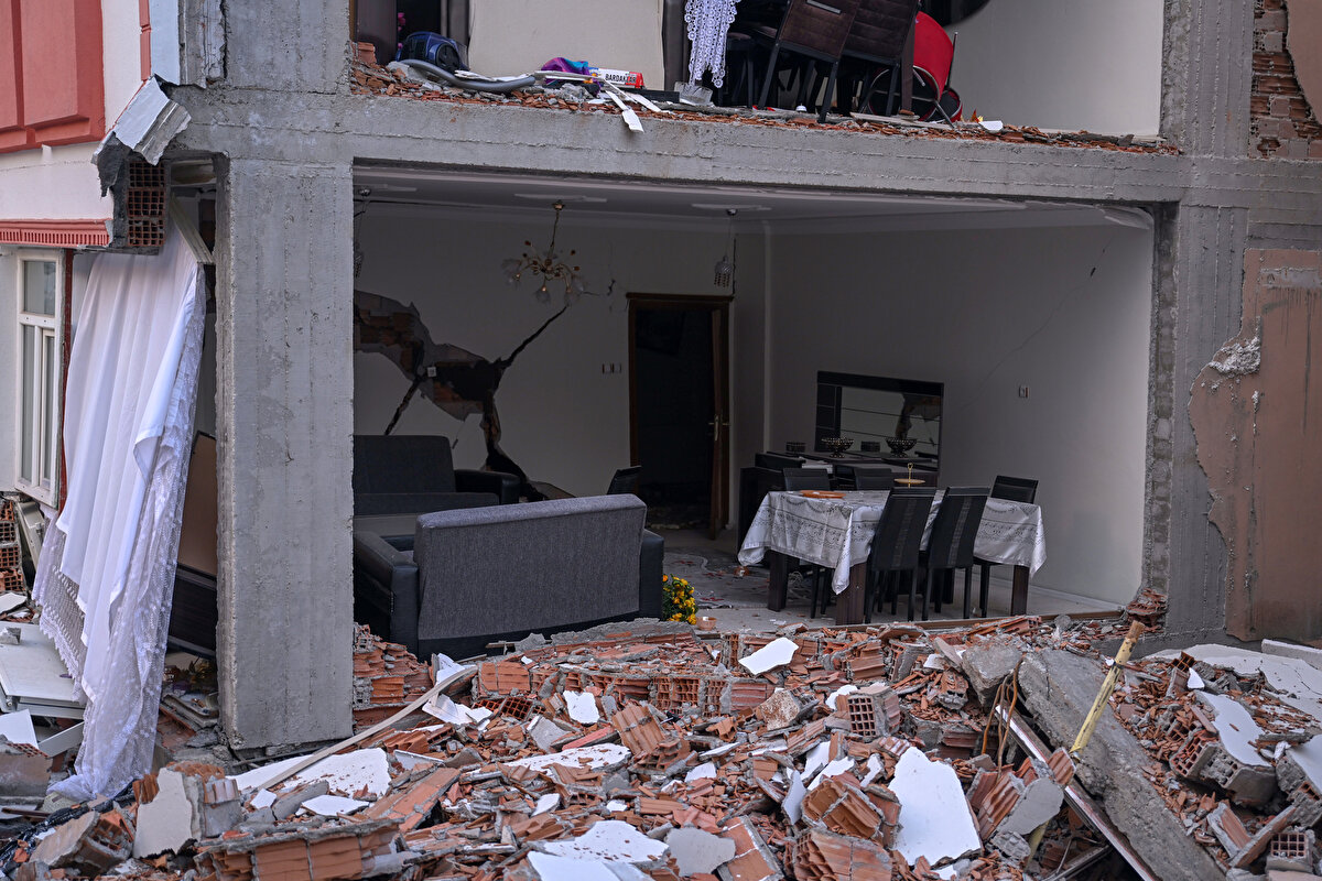 Kadın Doğum ve Çocuk Hastanesi binasının hasar görmesi nedeniyle Sağlık Bakanlığınca oluşturulan tam teşekküllü Sahra Hastanesi'nde çocuk ve yetişkinlere sağlık hizmeti veriliyor.<br><br>Aile ve Sosyal Hizmetler Bakanlığınca başlatılan çalışma kapsamında uzmanlar, çadır kentlerde kalan aileler ve çocukları için psikososyal destek çalışması yürütüyor.