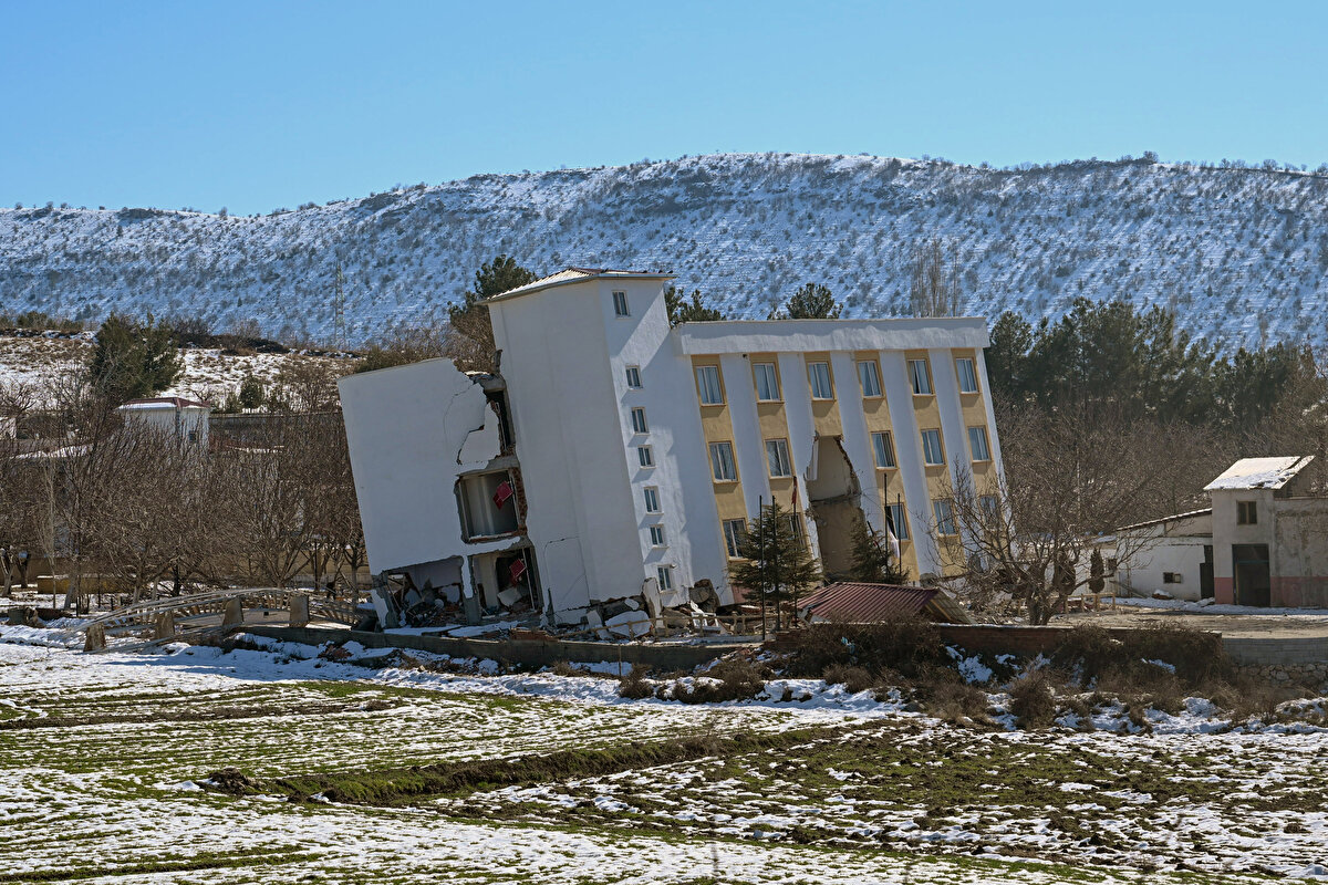 Yaraların sarılması için tüm kurumların seferber olduğu kentte meydana gelen hasar, depremin şiddetini gözler önüne seriyor.<br>