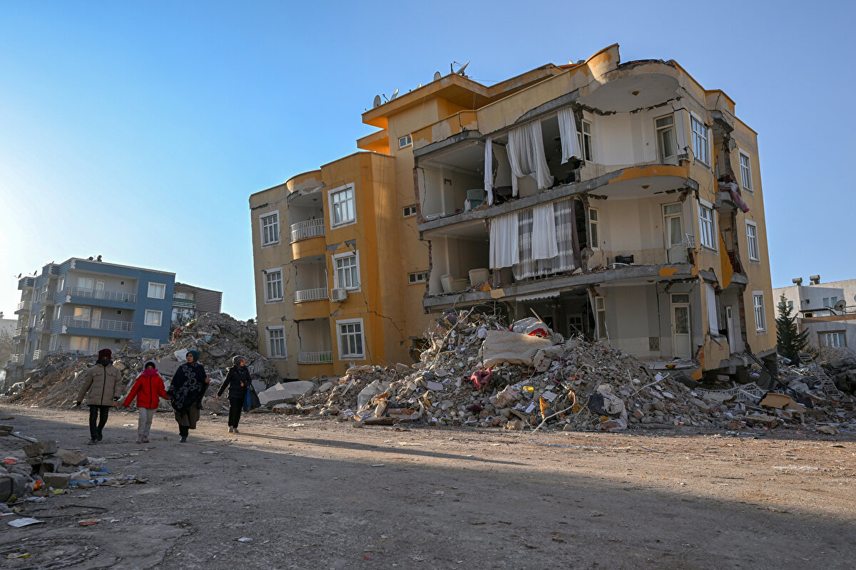 "Yüzlerce araç enkazda kaldı"<br><br>Deprem anını yaşayan Hasan Kara, AA muhabirine, kıyamet gibi bir gün yaşadıklarını söyledi.<br>