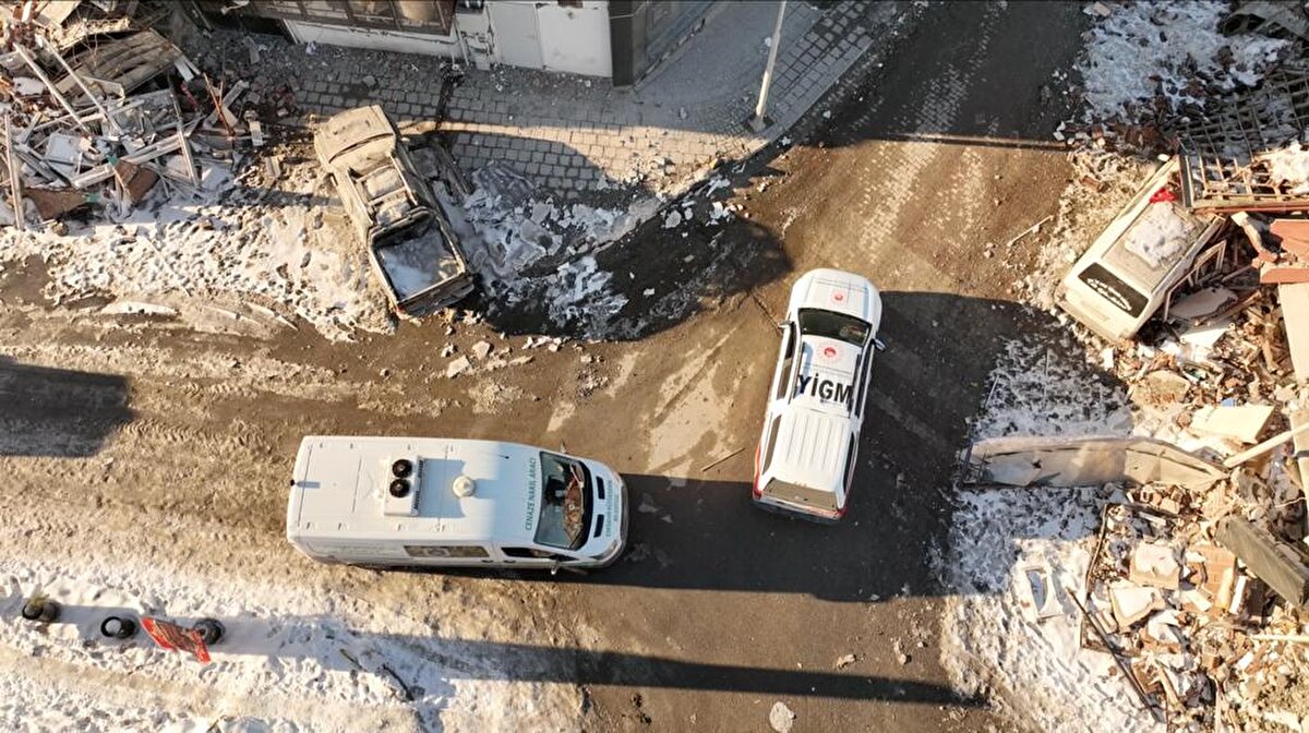 Yürütülen çalışmalar kapsamında 33 bin 143 binada yer alan 153 bin 506 bağımsız birimin, acil yıkılması gereken, ağır hasarlı ve yıkık olduğu tespit edildi.